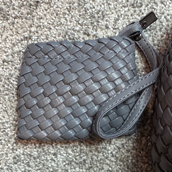 Elegant Gray Woven Handbag - Picture 2 of 6